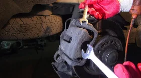 Замена задних колодок Рено Сценик 3