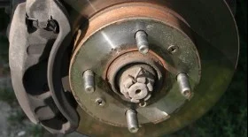 Замена тормозных колодок и дисков Хендай Акцент (2006 года)