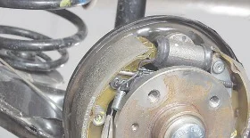 Замена троса ручника, тормозных барабанов и тормозного цилиндра на Нексии