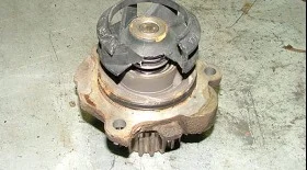 Замена помпы на Приоре