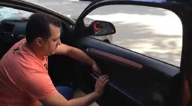 Снятие обшивки двери Опель Астра H