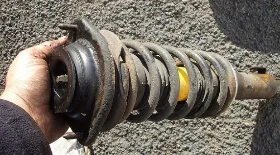 Замена передней стойки Мазда Демио