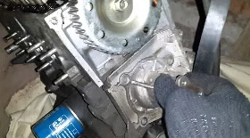 Замена помпы на Мазда Демио 