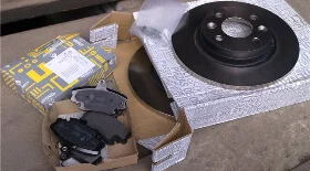 Замена передних колодок и дисков на Сандеро