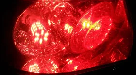 Замена лампы поворотника и других ламп в передней фаре Ситроен С4 Пикассо