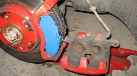 Замена передних колодок Опель Виваро/Рено Трафик