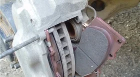 Замена передних колодок на Тойота Прадо 120