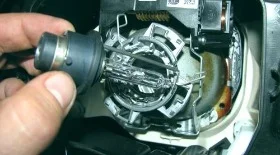 Замена лапочки ксенон Renault Laguna 3