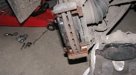 Замена передних колодок Рено Лагуна 2