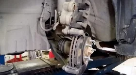 Замена передних тормозных колодок Пежо 4007