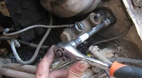 Замена главного цилиндра сцепления Шевроле Нива