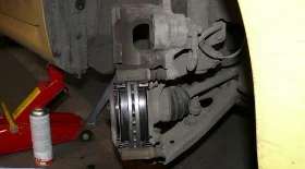 Замена передних тормозных колодок на Пежо 107