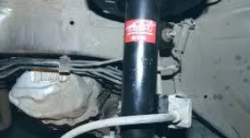 Замена передней стойки амортизатора Peugeot 301