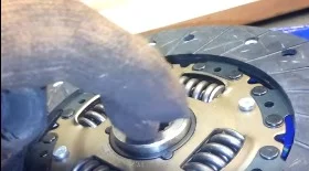 Снятие коробки и замена сцепления MAZDA 323F VI (BJ) 1.5 л