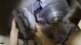 Замена передних колодок и тормозных дисков на БМВ Е65