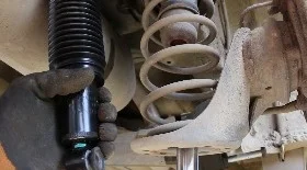 Замена задних амортизаторов Хендай Солярис