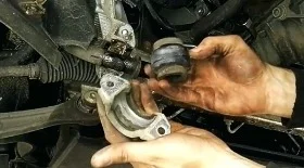 Замена втулок стабилизатора Ауди А4 B8
