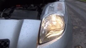 Замена лампы ближнего света на Тойота Ярис 2