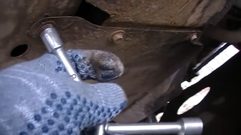 Откручивание болтов малой защиты Откручивание болтов малой защиты