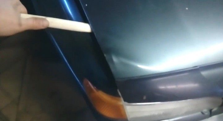 Отгибаем капот Немного отгибаем капот